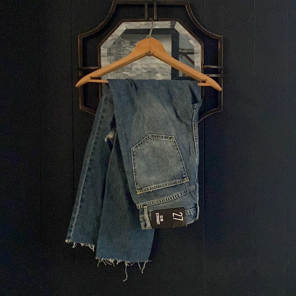 Slim straight frayed hem destroyed knees